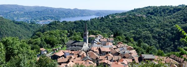 Pittoreska landsbygden utsikt över byn — Stockfoto