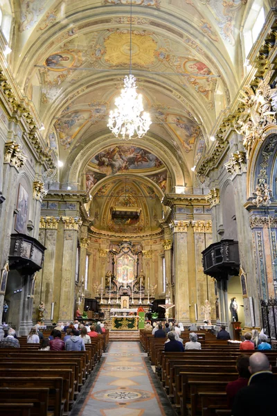 Personas durante la oración en la iglesia — Foto de Stock