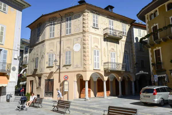 Menschen auf dem Platz am Varallo sesia — Stockfoto