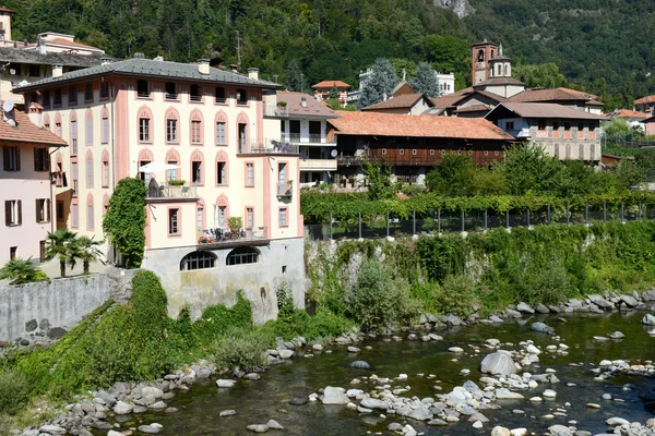 Rocky river i byn av Varallo — Stockfoto