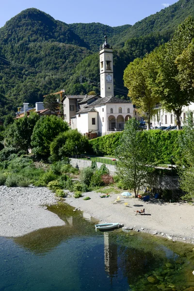 Persone prendere il sole in spiaggia — Foto Stock