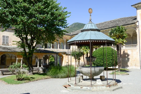 Personas que visitan Sacred Varallo Sesia — Foto de Stock