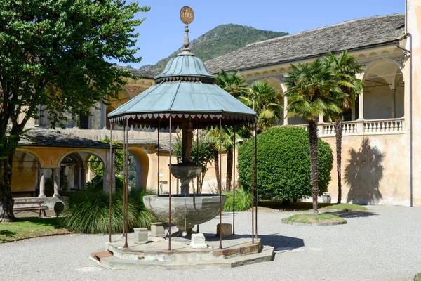 Fontaine sur la place pittoresque — Photo