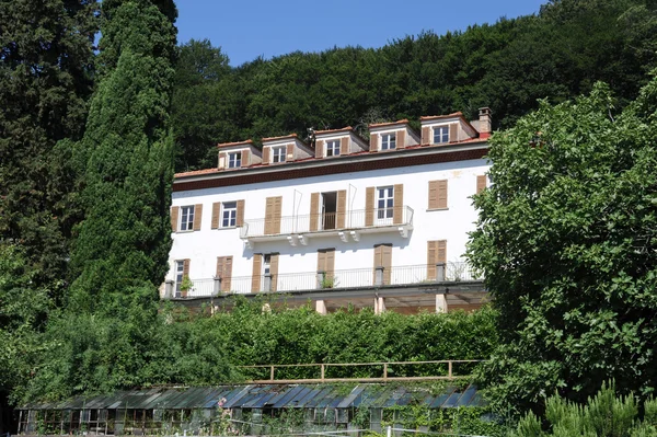 Mooi huis tussen groene bomen — Stockfoto