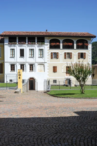 Schönes weißes Haus in Vaglio — Stockfoto