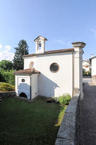 Capilla blanca en Gentilino — Foto de Stock