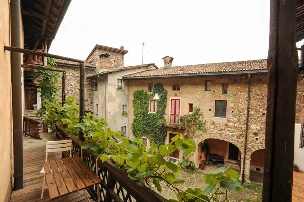 Casa en el antiguo pueblo de Carabietta — Foto de Stock