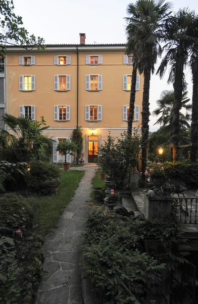 Huis op de avond in het dorp van Agra — Stockfoto