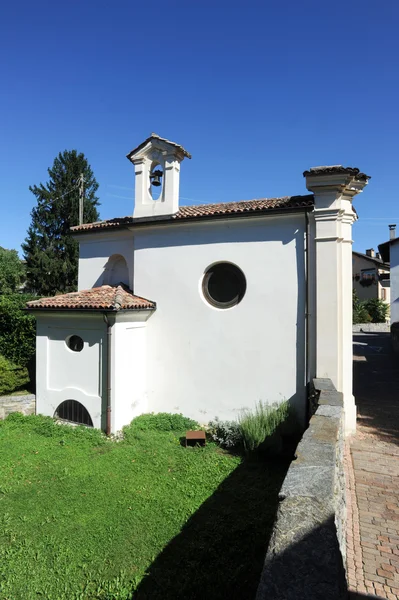 Capilla blanca en Gentilino — Foto de Stock