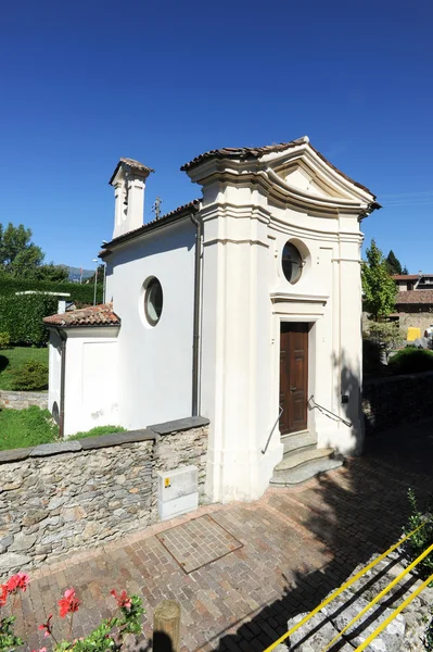 Capilla blanca en Gentilino — Foto de Stock