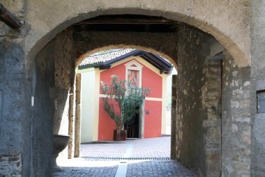 Kırmızı Şapel kemer üzerinden görüntülemek