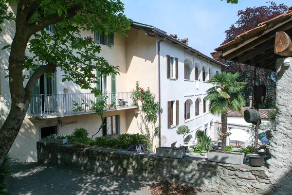 Maisons dans le vieux village de Bigogno — Photo