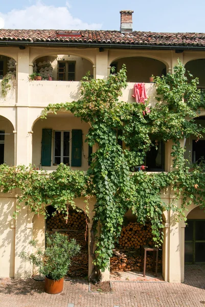 Casa en el antiguo pueblo de Bigogno — Foto de Stock