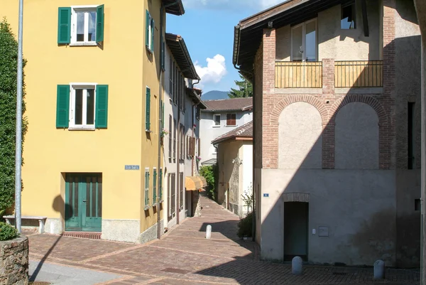 风景如画的 Gentilino 村庄的街道 — 图库照片