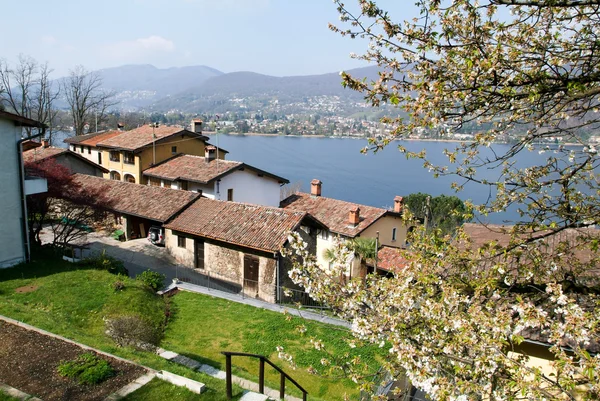 Будинки в селі Pianroncate на озері Lugano — стокове фото