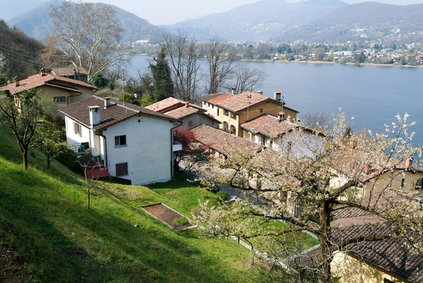 Дома в деревне Пьянронкате на озере Лугано — стоковое фото