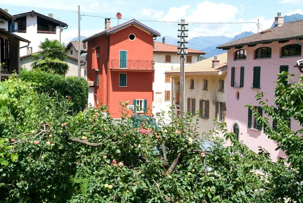 Casas en el antiguo pueblo de Scairolo — Foto de Stock