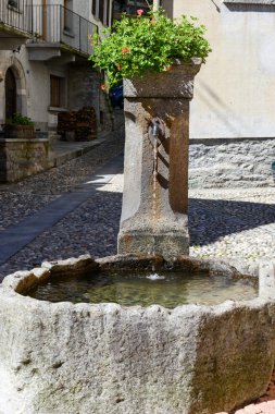 Giornico Leventina Vadisi üzerinde Çeşmede