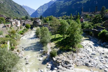 Nehir Ticino Leventina Vadisi üzerinde Giornico
