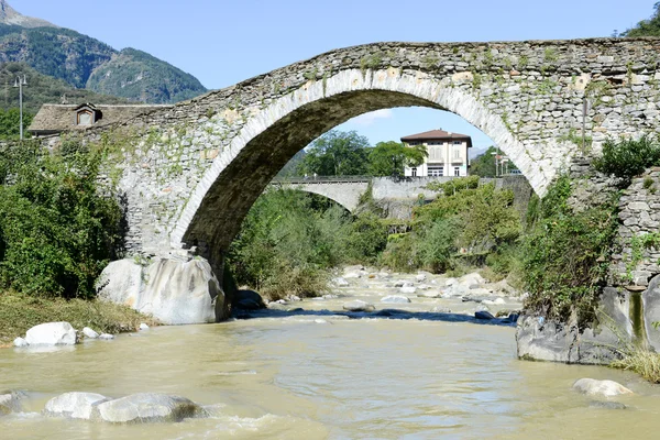 Puente romano en Giornico en el valle de Leventina — Foto de Stock