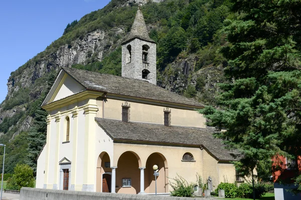 Kyrka Santi Innocenti på Pollegio på Leventina dalen — Stockfoto