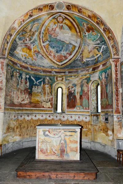 Giornico Leventina Vadisi üzerinde Aziz Nicolao Kilisesi — Stok fotoğraf