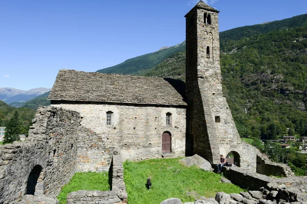在 Leventina 山谷的 Giornico 教堂圣玛丽亚德尔卡斯特罗 — 图库照片