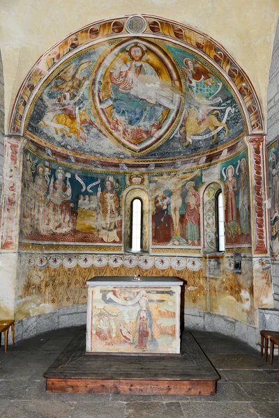 Iglesia de San Nicolao en Giornico en el valle de Leventina — Foto de Stock