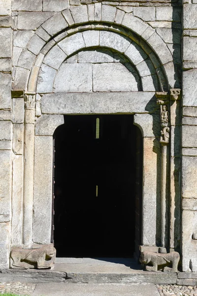 Dörren till Saint Nicolao kyrkan i Giornico på Leventina dalen — Stockfoto