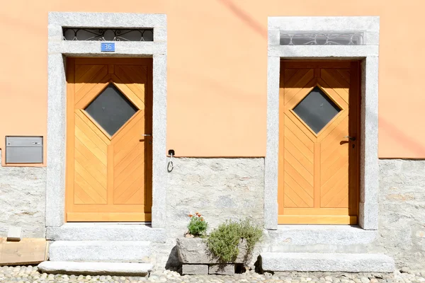 Puertas de una casa en Giornico en el valle de Leventina —  Fotos de Stock