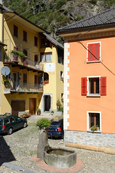 Fonte e casas em Giornico no vale de Leventina — Fotografia de Stock