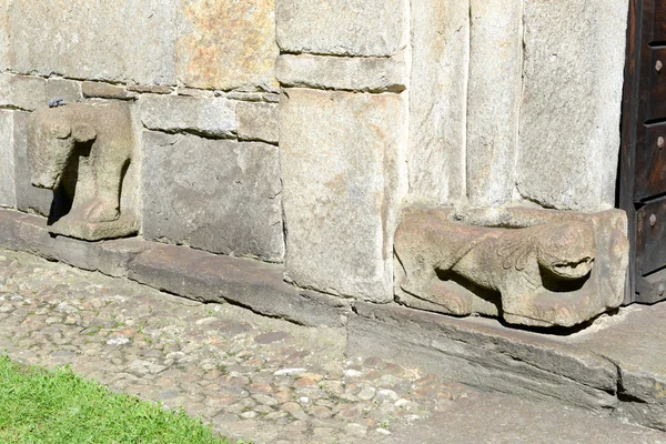 Dettaglio della chiesa di San Nicolao a Giornico sulla valle di Leventina — Foto Stock