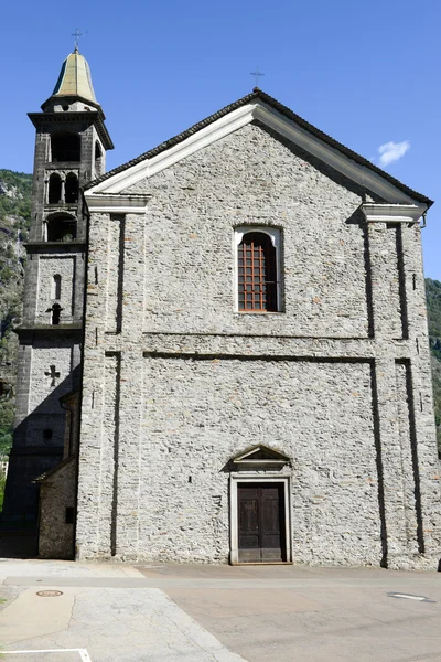 圣米歇尔教堂在 Giornico 上 Leventina 谷 — 图库照片