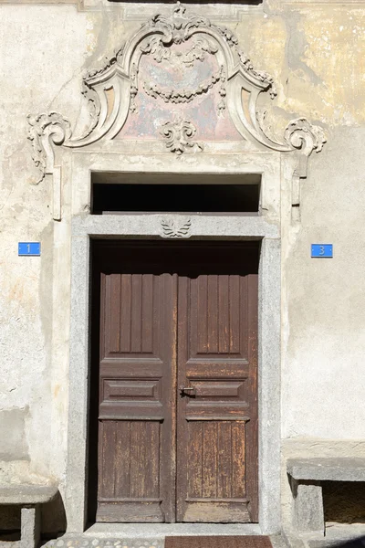 Deur van een huis aan Giornico op Leventina vallei — Stockfoto