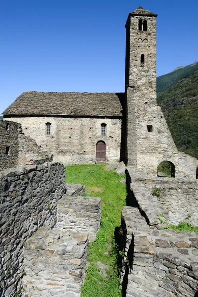 Kyrkan Santa Maria del castello på Giornico på Leventina dalen — Stockfoto