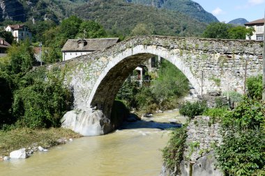 Giornico Leventina Vadisi üzerinde Roma köprüsü