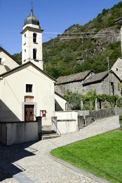 Iglesia y casas en Giornico en el valle de Leventina —  Fotos de Stock