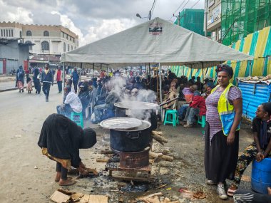 Addis Abeba, Etiyopya - 24 Ağustos 2025: Etiyopya 'daki Addis Abeba pazarında