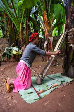 Dorze, Etiyopya - 17 Ağustos 2025: Etiyopya 'nın Dorze köyünde yemek hazırlayan kadın