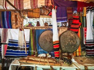 Etiyopya 'nın Dorze köyünde geleneksel el sanatları kıyafetleri