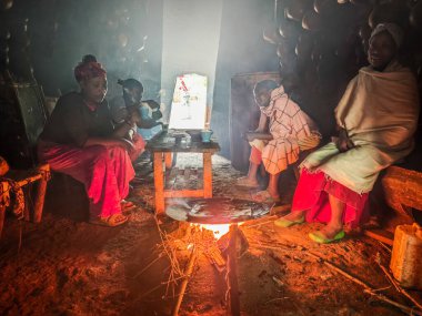 Dorze, Etiyopya - 17 Ağustos 2025: Etiyopya 'daki Dorze köyünde bir grup kadın.