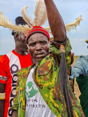 Lebeere, Etiyopya - 15 Ağustos 2025: Etiyopya 'da Lebeere' de dans eden bir kabilenin insanları