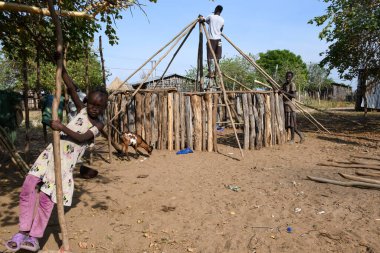 Karo - Korcho, Etiyopya. 14 Ağustos 2025: Etiyopya 'daki Karo köyünde bir kulübe inşa eden adam.