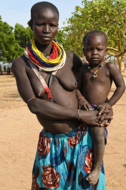 Karo - Korcho, Etiyopya. 14 Ağustos 2025: Etiyopya 'daki Karo köyünde bir kadın.