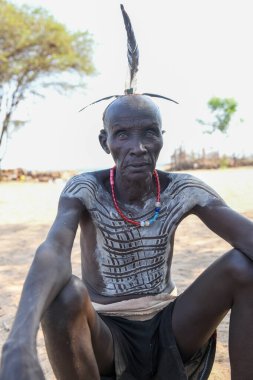 Karo - Korcho, Etiyopya. 14 Ağustos 2025: Etiyopya 'daki Karo-Korcho köyünde boyalı adam