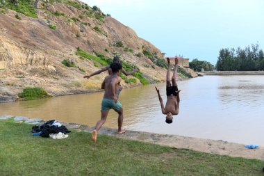 Axum, Etiyopya - 23 Ağustos 2025: çocuklar Etiyopya 'daki Axum' da Kraliçe Sheba 'nın yüzme havuzuna dalıyorlar