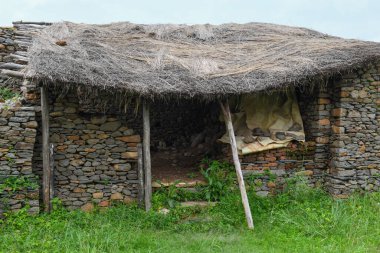 Etiyopya 'daki Axum yakınlarındaki Dungur Sarayı (Sabâ Kraliçesi) Rovins' e bakın.