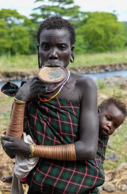 Kibish, Etiyopya - 12 Ağustos 2025: Etiyopya 'daki Kibish' de Suri kabilesinden bir kadının portresi