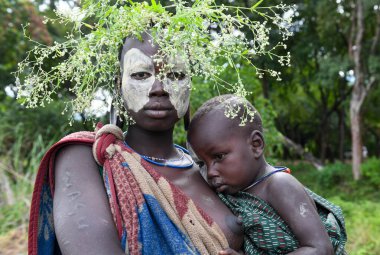 Kibish, Etiyopya - 12 Ağustos 2025: Etiyopya 'daki Kibish' de Suri kabilesinin boyalı insanlarının portresi