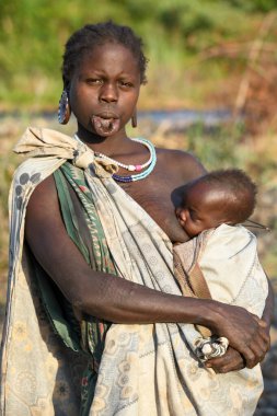 Kibish, Etiyopya - 12 Ağustos 2025: Etiyopya 'daki Kibish' de Suri kabilesinden bir kadının portresi